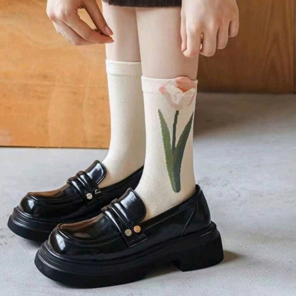 Retro Floral Cable Knit Style Socks Set Of 4 in Cream, Green, and Blue - Picture 2 of 7